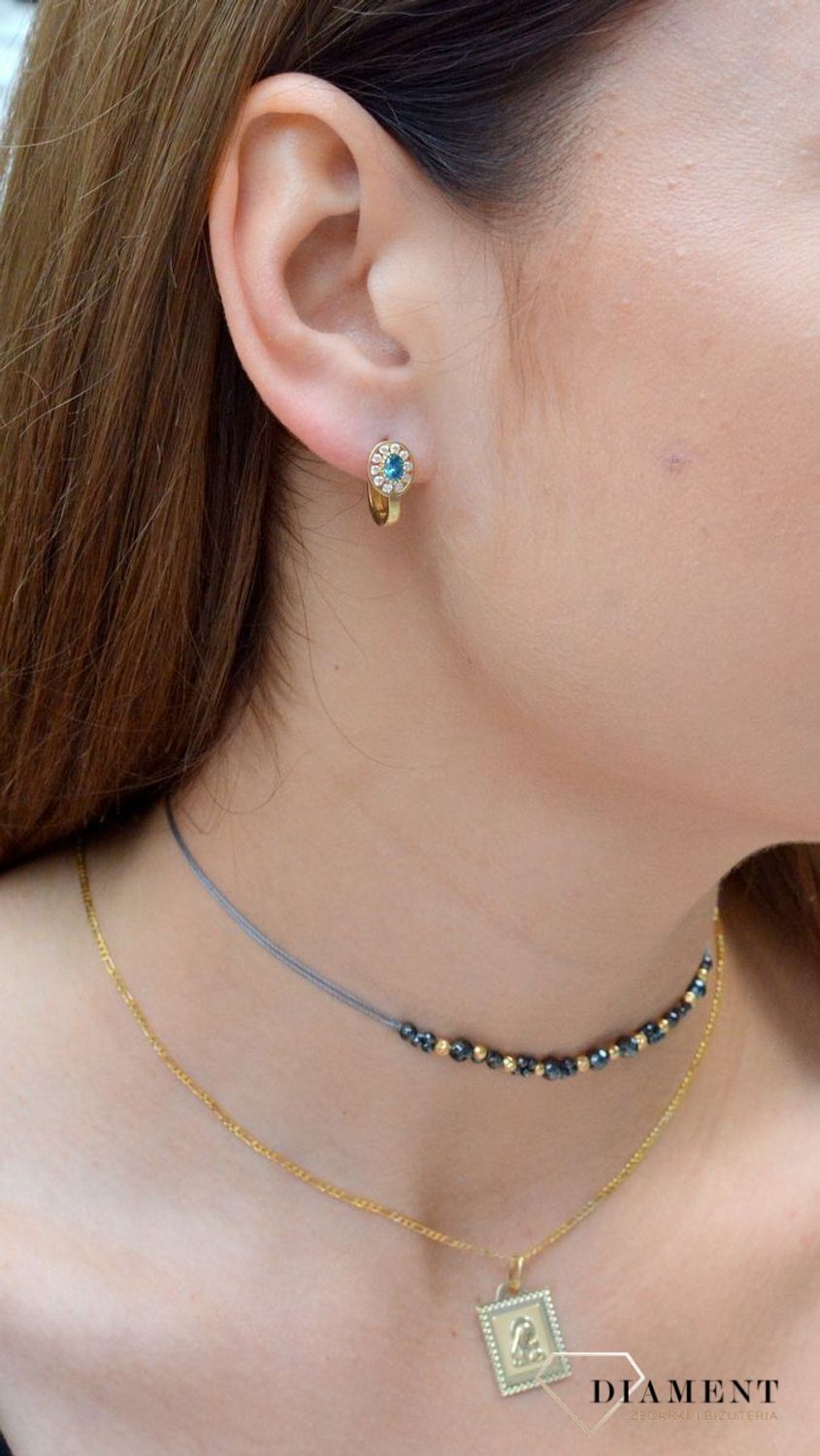 Złote kolczyki dla dziewczynki 333 cyrkonia KL 2643B 333. Śliczne, złote kolczyki dla dziewczynki wykonane z wysokiej próby złota 333 o wadze około 1,55 g oraz długości około 1 cm. Minimalistyczne kolczyki.jpg